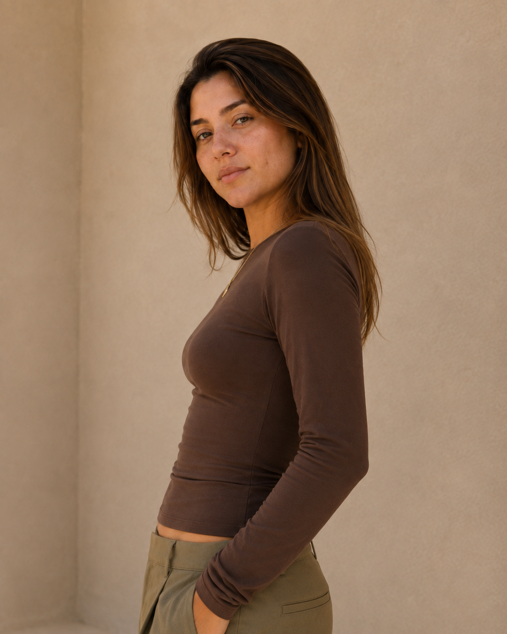 Camiseta Aura color Coffee, con modelo
