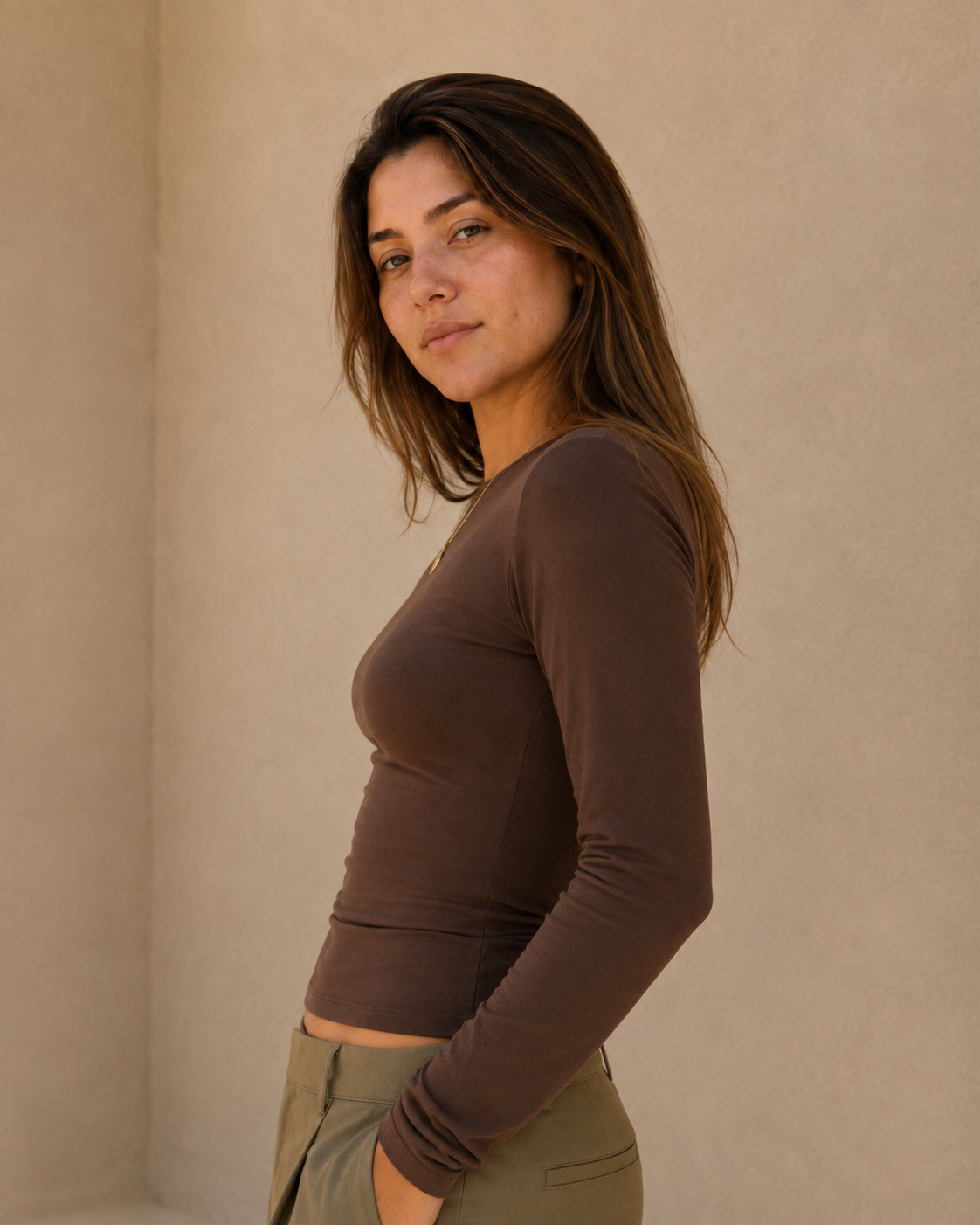 Camiseta Aura color Coffee, con modelo