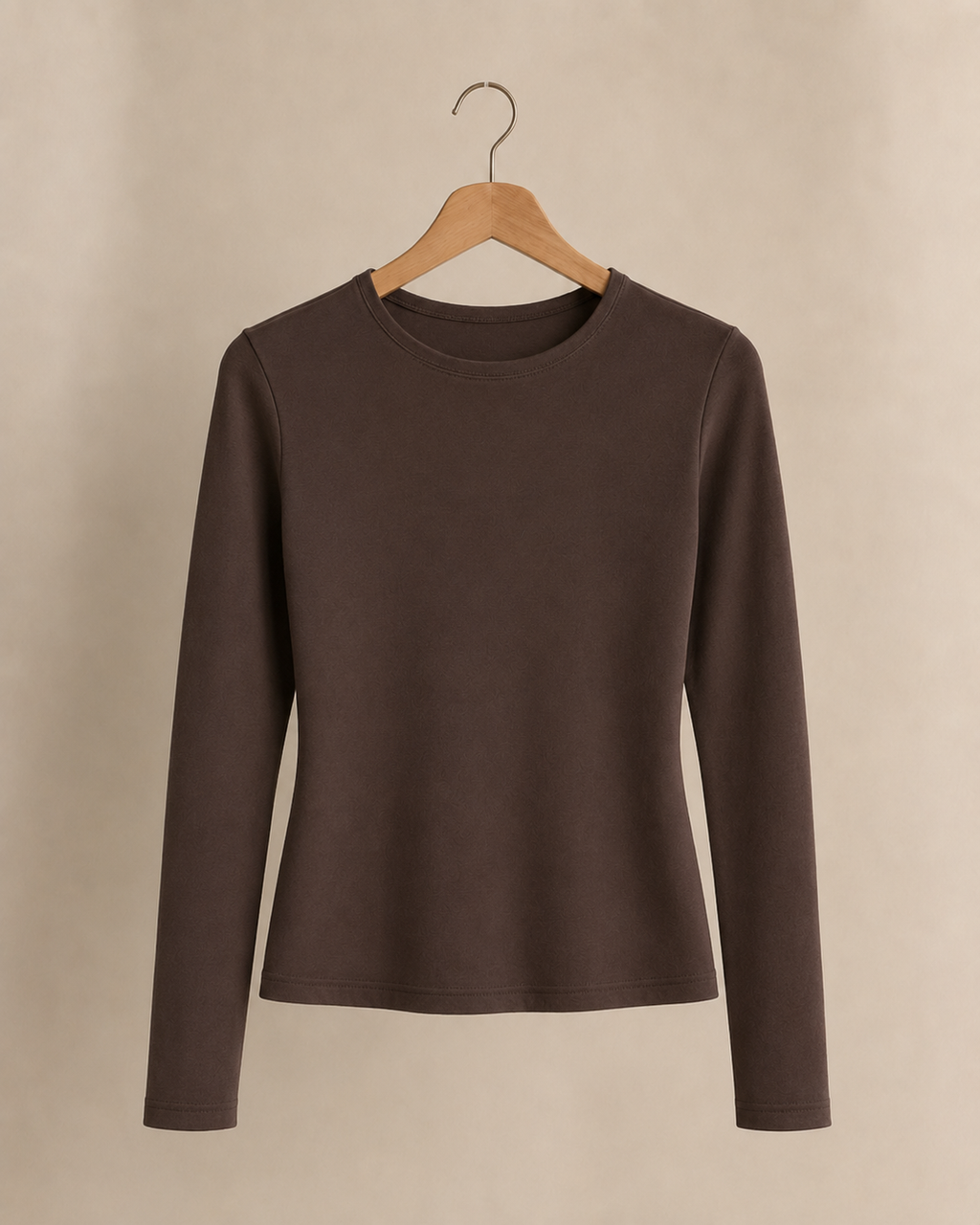 Camiseta Aura color Coffee, prenda en percha