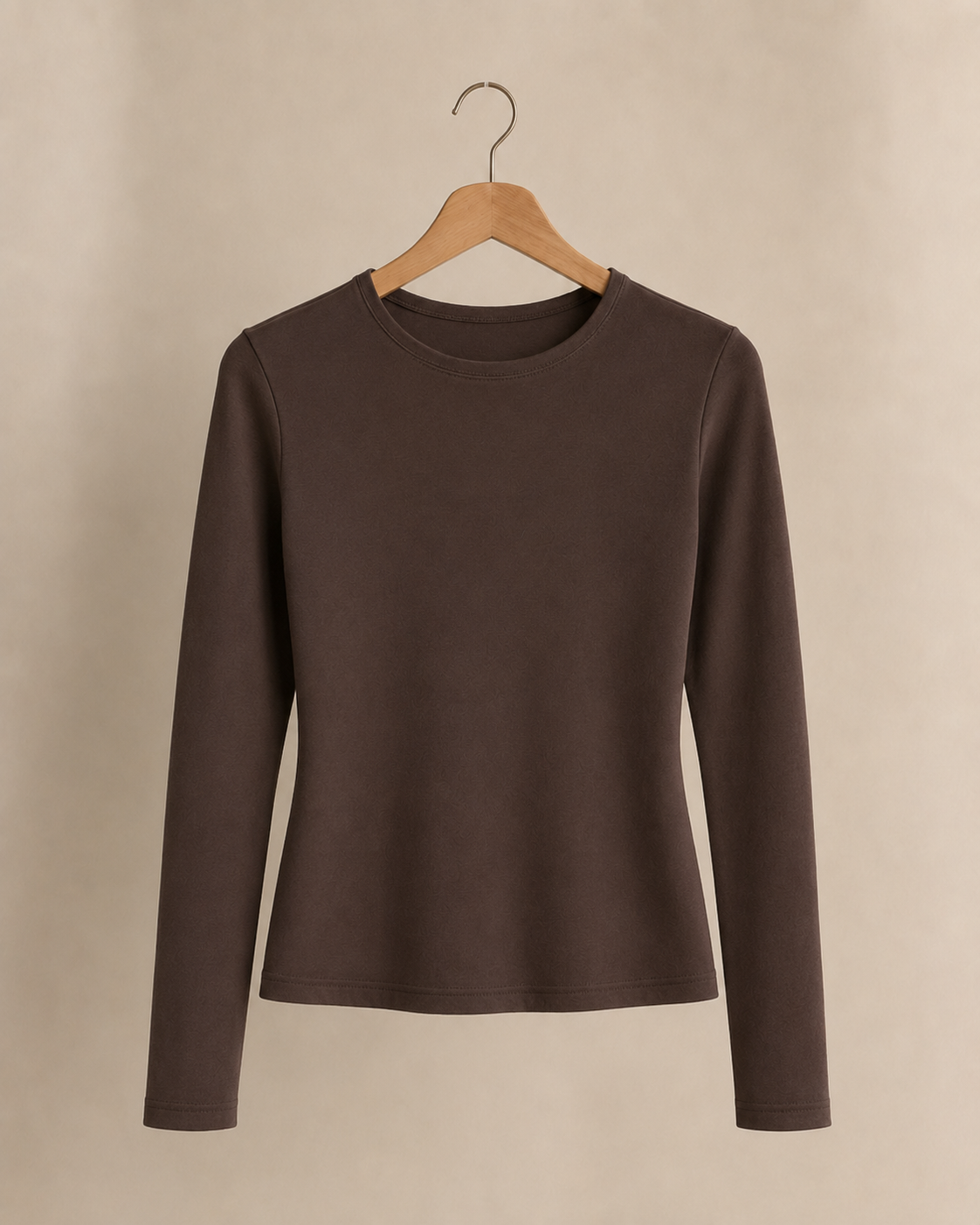 Camiseta Aura color Coffee, prenda en percha