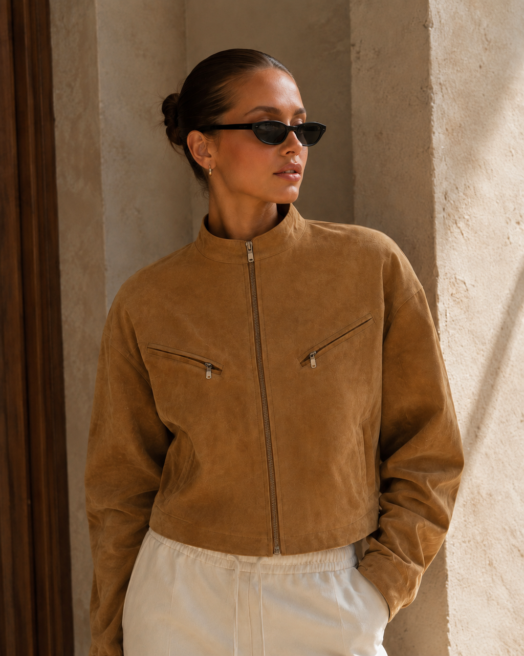 Chaqueta Toscana khaki, foto editorial con gafas de sol
